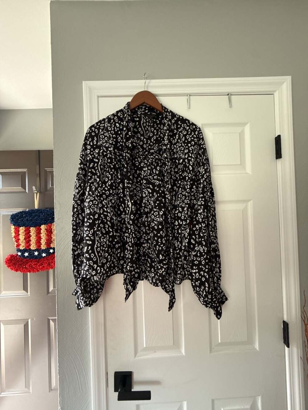 Ted Baker London Gaelle Black And White Animal Print Bow Tie Blouse Size 4